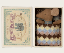Maileg slaperige wakey babymuis in luciferdoosje blauw
