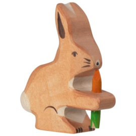 Holztiger haas met wortel