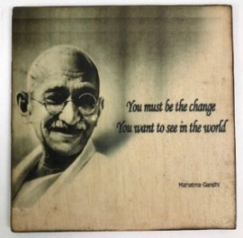 cottoncounts houten onderzetter | Ghandi 'you must be....' wit
