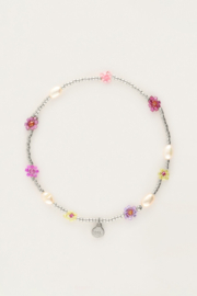 My jewellery Elastieken armband met roze bloemen & zoetwaterparels zilver
