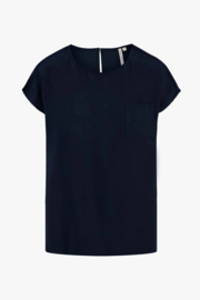 zusss satijnen top met boothals donkerblauw