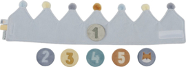 little dutch verjaardagskroon van stof met cijfers blauw