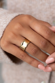 My jewellery verstelbare statement ring met wave en structuur goud