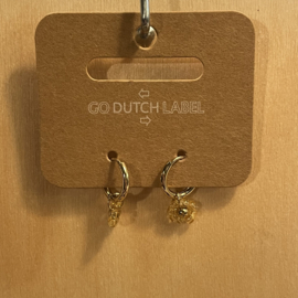 Go Dutch Label oorbellen | hangers bloem goud.