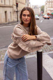 My Jewellery Beige sweater met ruffle en patch