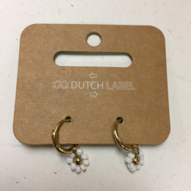 Go Dutch Label oorbellen | hangers witte bloem goud.