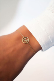 my jewellery letter armband | initial in ronde bedel