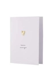 Zusss wenskaart met broche hart hoera zwanger