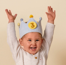 little dutch verjaardagskroon van stof met cijfers blauw