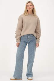 My Jewellery Beige sweater met ruffle en patch