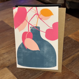 east end prints blauwe vaas met roze bloem