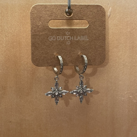 Go Dutch Label oorbellen | hangers bloem met diamantjes zilver.