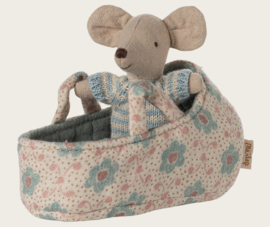 Maileg Sleepy wakey baby muis in reiswiegje blauw