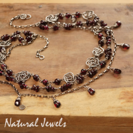 xxx - verkocht - xxx Necklace Roses and Garnet