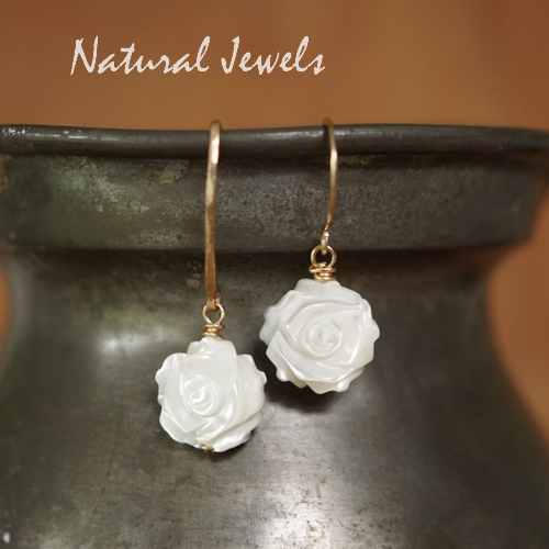 Wit roosje parelmoer oorbellen goud