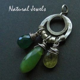 Small robust green pendant