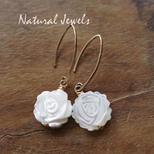 Wit roosje parelmoer oorbellen goud