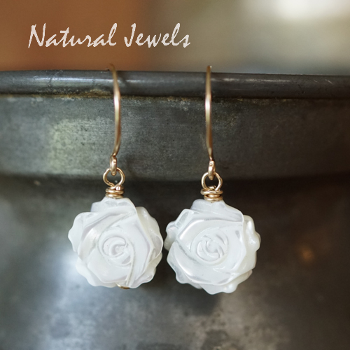 Wit roosje parelmoer oorbellen goud