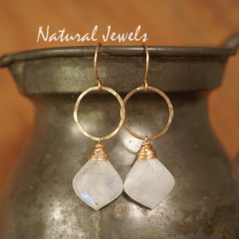 Maansteen aan cirkel oorbellen