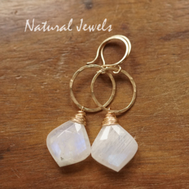 Maansteen aan cirkel oorbellen