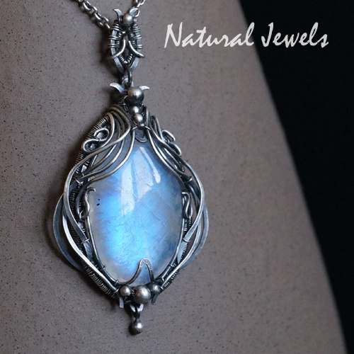 Silver pendant with a Moonstone Cabuchon