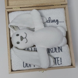 Houten giftbox konijntje Kaya wit | Hoera, jullie worden.....