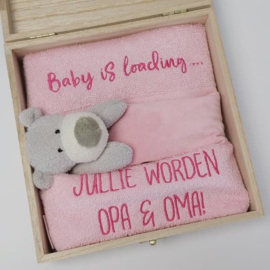 Houten giftbox tutdoekje roze | Hoera, jullie worden.....