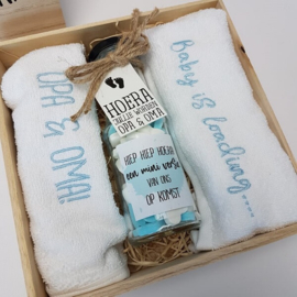 Houten giftbox flesje blauw | Hoera, jullie worden.....