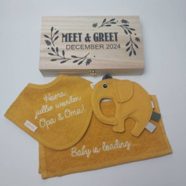 Houten giftbox tutpopje Ollie ochre | Hoera, jullie worden opa en oma! | Meet and greet