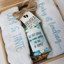 Houten giftbox flesje blauw | Hoera, jullie worden.....