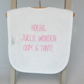 Houten giftbox flesje roze | Hoera, jullie worden.....