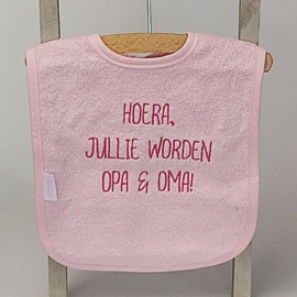 Houten giftbox tutdoekje roze | Hoera, jullie worden.....