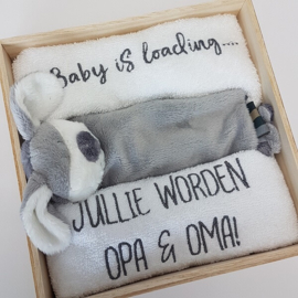 Houten giftbox labeldoekje grijs | Hoera, jullie worden ...........