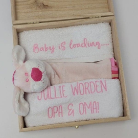 Houten giftbox labeldoekje roze | Hoera, jullie worden.......