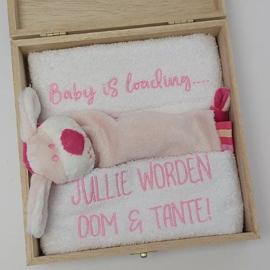 Houten giftbox labeldoekje roze | Hoera, jullie worden.......