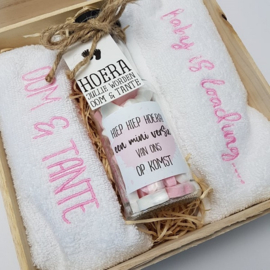 Houten giftbox flesje roze | Hoera, jullie worden.....