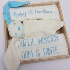 Houten giftbox tutpopje blauw | Hoera, jullie worden.....