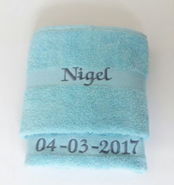 Handdoek licht blauw | geborduurd met naam