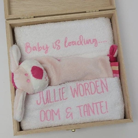 Houten giftbox labeldoekje roze | Hoera, jullie worden oom en tante!