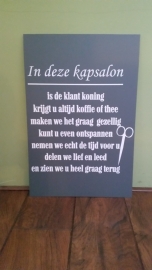 tekstbord: In deze kapsalon