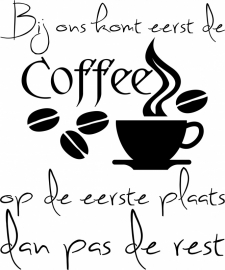 muursticker: bij ons komt eerst de coffee dan past de rest