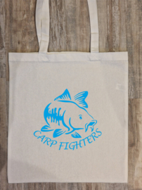 Tekst: CARP FIGHTERS