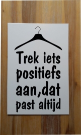 Tekstbordje: Trek iets positiefs aan..