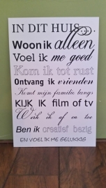 Tekstbord: IN DIT HUIS... woon ik alleen