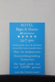 tekstbord:Hotel Papa & Mama