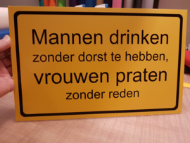 Tekstbordje: Mannen drinken