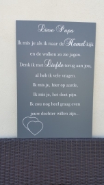 tekstbord: Lieve papa ik mis je als ik naar de hemel kijk