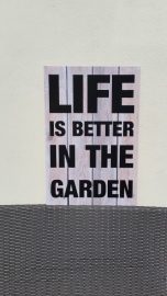 Tekstbord: LIFE IS BETTER IN THE GARDEN