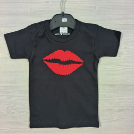 Red kiss black tee