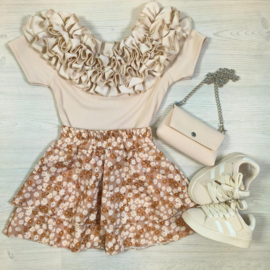 Oh so ruffly top with a bag
